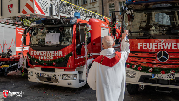 Sechs Einsatzfahrzeuge der Feuerwehr Bamberg feierlich gesegnet
